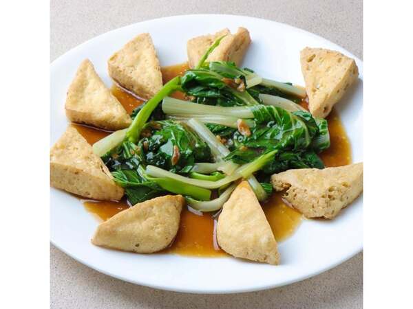 Chinese Cuisine steamed vegetables with crispy tofu